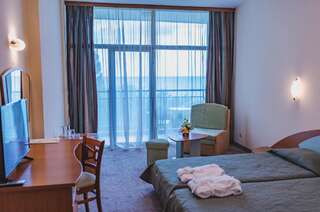 Отель Palm Beach Hotel Золотые Пески Двухместный номер с 2 отдельными кроватями, вид на парк (для 2 взрослых и 1 ребенка)-6